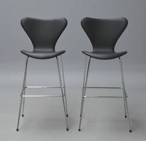 Arne Jacobsen. Et par Syver barstole med sort læder, model 3197. 2 Denne vare er sat til omsalg under nyt varenummer 4349881