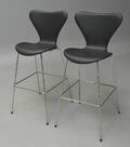 Arne Jacobsen. Par Syver barstole med sort læder, model 3197. 2 