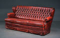 Chesterfield sofa med rødt sømbeslået læder