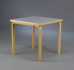 Alvar Aalto. Kvadratisk bord af birk Denne vare er sat til omsalg under nyt varenummer 4615110