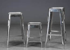 Tre taburetter af blankpoleret metal 3 Denne vare er sat til omsalg under nyt varenummer 4593251