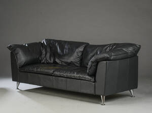 Møbelproducent. 2½ pers. sofa, sort læder Denne vare er sat til omsalg under nyt varenummer 4634350