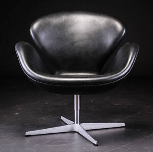 Arne Jacobsen. Svanen, Lænestol model 3320 med returdrej.