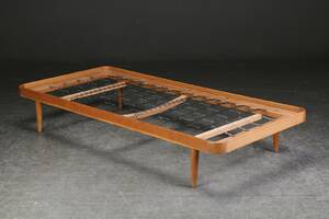 Daybed af egetræ, dansk møbelproducent