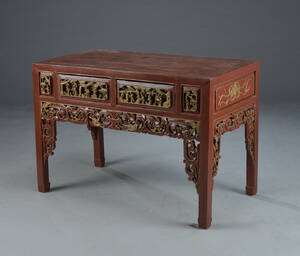 Orientalsk bord af bemalet træ, 1900-tallet.