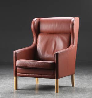 Øreklapstol, læder og bøg, dansk møbelproducent