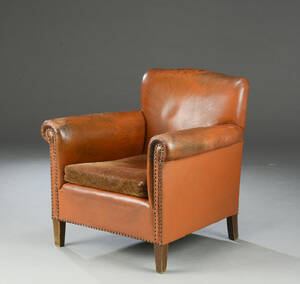 Lænestol med stel af mørkpoleret bøgetræ, betræk af brunt skind.