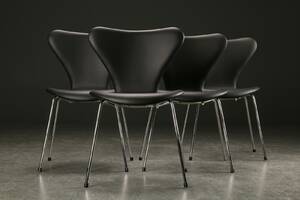 Arne Jacobsen. Fire syverstole model 3107, sort læder 4