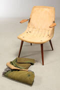 Dansk møbelproducent. Formspændt stol med teak ben og armlæn.