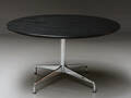 Charles  Ray Eames. Rundt bord med plade i sortlaseret ask Ø. 130 cm