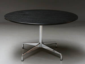 Charles  Ray Eames. Rundt bord med plade i sortlaseret ask Ø. 130 cm