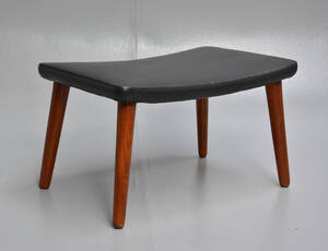 Dansk møbelproducent. Skammel med sæde af sort skind