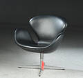 Arne Jacobsen Lænestol model 3320 Svanen sort læder. Brown Label.