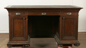 Fritstående skrivebord af egetræ.  