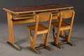 Benze  Zwei Stühle und Tisch für Kinder  Schulstühle und Schulschreibtisch der 196070er Jahre. 3
