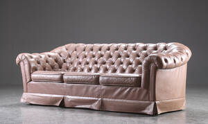 Tre-pers. sofa i Chesterfield form