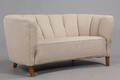 Dansk møbelproducent. 2 pers. Bananformet sofa