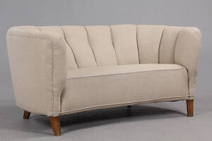 Dansk møbelproducent. 2 pers. Bananformet sofa