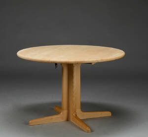 Møbelproducent. Cirkulært spisebord af bøgetræ