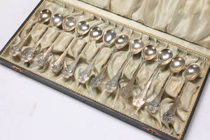 Sæt  på tolv sølv mokkaskeer med sommerfugle 12.