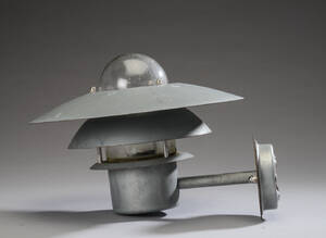 Udendørs væglampe af galvaniseret metal mrk. L N. ø 30 cm.