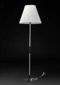 Jo Hammerborg. Standerlampe af aluminium og sortlakeret træ Denne vare er sat til omsalg under nyt varenummer 4050479