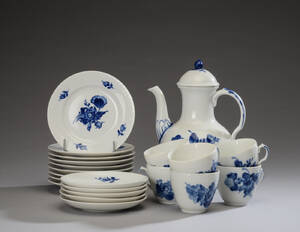 Service af af porcelæn Blå Blomst Royal Copenhagen bestående af 21 dele.