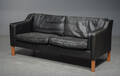 Tre-pers. sofa med sort læder, kirsebærbejdsede ben