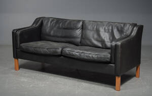Tre-pers. sofa med sort læder, kirsebærbejdsede ben