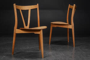 Hans J. Wegner. Par stole af egetræ V-stolen, model PP 513 2
