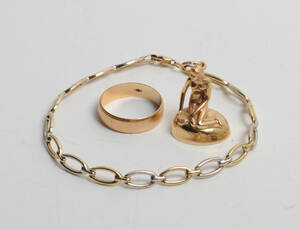 Plaza armlænke af 14 kt. guld og hvidguld, vielsesring af 18 kt. guld, og charm i form af Den lille Havfrue af 14 kt. guld 3