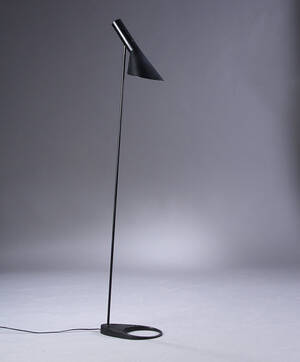 Arne Jacobsen. AJ standerlampe, sortlakeret