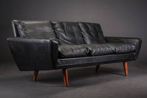 Dansk møbelproducent. Tre-pers. sofa betrukket med sort læder