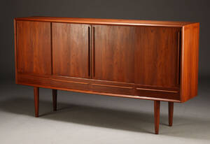 Dansk møbelproducent. Høj skænk, teaktræ