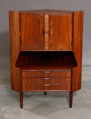 Dansk møbelproducent. Hjørneskab af palisander 