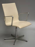 Arne Jacobsen. Oxford armstol, Cremehvid