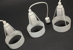 Erik Møller for Louis Poulsen, tre pakhus pendler af hvidlakeret metal 3 