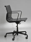 Charles Eames. Full leather kontorstol med stel af sortlakeret aluminium, model EA-117