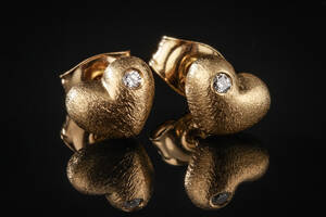 Ole Lynggaard. Par hjerteørestikker af guld med brillanter, ca 0.04 ct. 2 
