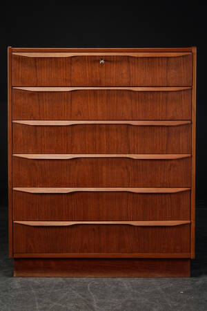 Dansk møbelproducent. Kommode af teaktræ