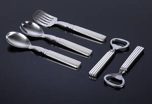 Sigvard Bernadotte for Georg Jensen. Bernadotte lille salatsæt, sildegaffel og to oplukkere af sterlingsølv. 5