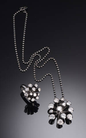 Scrouples. Ring og halskæde af sølv med cubic zirkonia