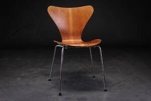 Arne Jacobsen. Syveren stol af teak, model 3107