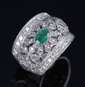 Smaragd- og diamantring af 18 kt. hvidguld, diamanter i alt ca. 1.80 ct Denne vare er sat til omsalg under nyt varenummer 4270890