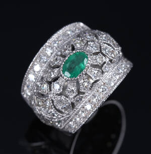 Smaragd- og diamantring af 18 kt. hvidguld, diamanter i alt ca. 1.80 ct Denne vare er sat til omsalg under nyt varenummer 4270890