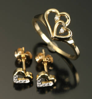 Guldring og ørestikker i 8 kt. guld 2 Denne vare er sat til omsalg under nyt varenummer 4045950