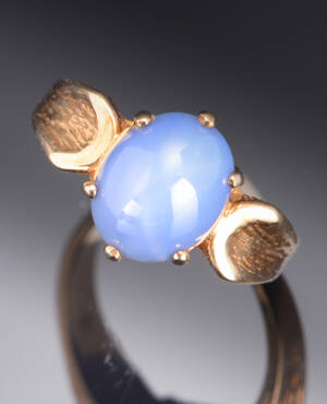 Ring med syntetisk stjernesafir, 14 kt