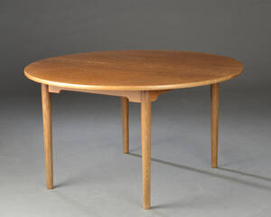  Spisebord af mørkt egetræ med udtræk og 2 tillægsplader.