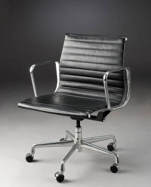 Ray og Charles Eames. Kontorstol, model EA335, sort læder