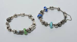 To Pandora armbånd af sterlingsølv prydet med charms. 2